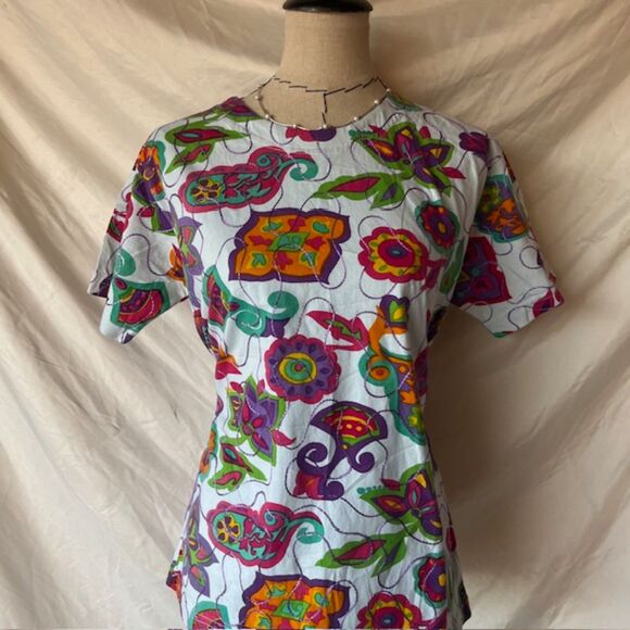 Cute Vintage White top with cute design - Picture 1 of 5